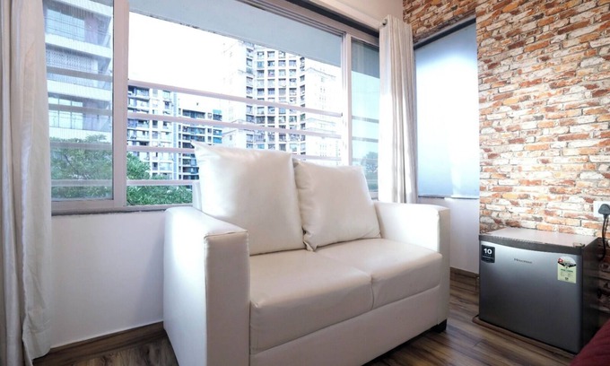 Kandivali East Apartment | Mahindra & Mahindra-2 bedroom/wifi /Comp Breakfast
