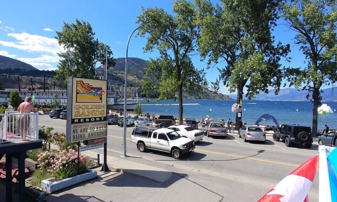Okanagan-Similkameen Apartment | Main Beach Apartment with Outdoor Pool