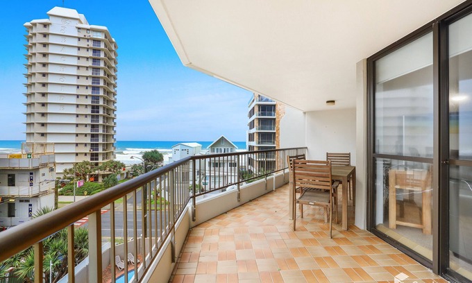 Main Beach Apartment | Main Beach Views!