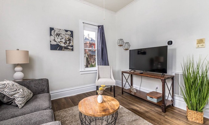 Dubuque Apartment | Main St. Apt- 1BR/1BA