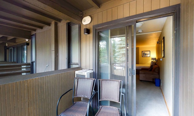 West End Cabin | Main Street gem - pool & hot tub - walk to lifts, dog-friendly, balcony