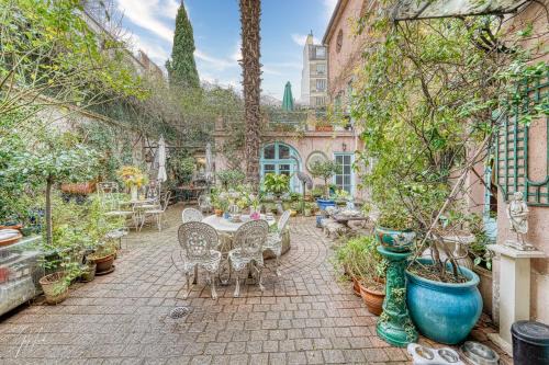 Quartier des Grandes-Carrieres House | "Maison 1850 Paris 18" Chambre R avec terrasse et parking en option