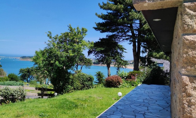 Trebeurden House | Maison Bord de Mer, Dans un Écrin de Verdure