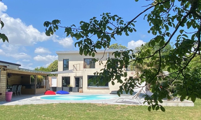 Pleuven House | Maison Contemporaine, à dix Minutes des Plages, Quatre Chambres, Piscine, spa