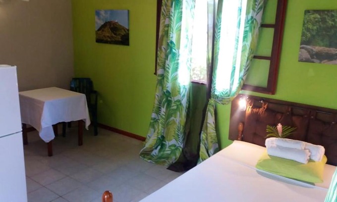 Sainte-Rose House | Maison d'une chambre avec piscine partagee jardin clos et wifi a Sainte Rose a 1 km de la plage