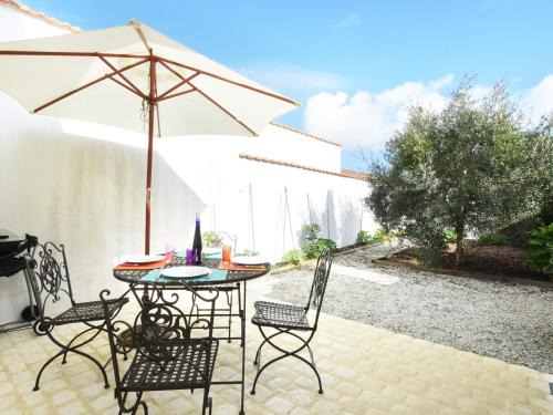 Ars-en-Re House | Maison de village à Ars-en-Ré, 9 pers, à 300m du port, jardin, Wi-Fi, idéal pour familles - FR-1-258-83