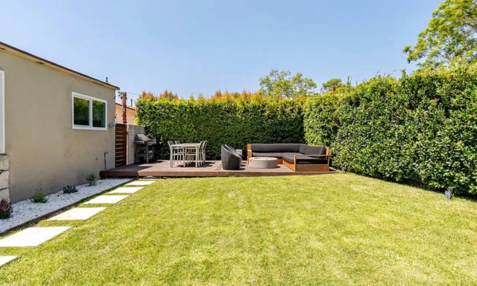 Inglewood House | Maison des Amis with deck and garden