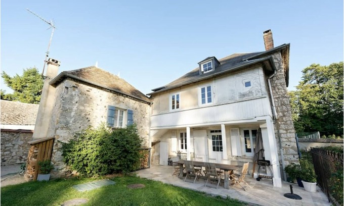 Pressagny-lʼOrgeuilleux House | "maison du Passeur" ,xviiie, 10 min Giverny/vernon