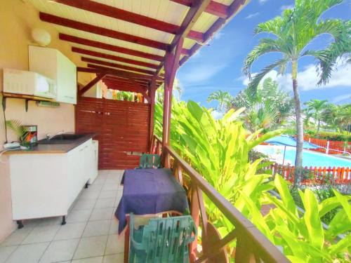 Sainte-Rose House | Maison intime à Plessis Nogent avec piscine partagée