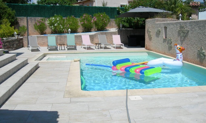 La Bouverie House | Maison Moderne Avec Piscine Privée Chauffée, et Proche Commerces