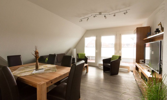Norddeich Apartment | Maisonette-wohnung mit 2 Schlafzimmern + 2 Überd. Balkonen 60 m² bis zu 6 Pers