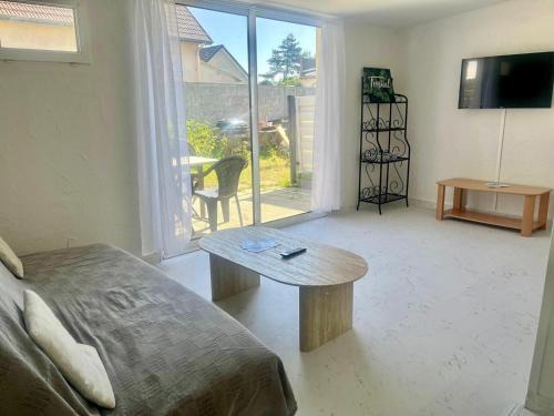 Luc-sur-Mer Apartment | Maisonnette, à 50m de la mer avec terrasse