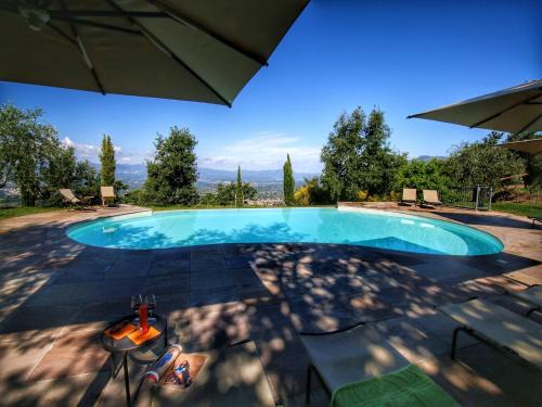 Loro Ciuffenna House | Majestic Farmhouse in Loro Ciuffenna with Pool