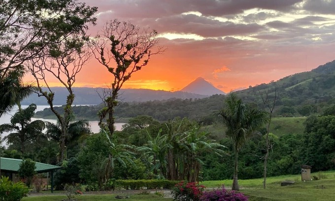 Tronadora House | Majestic Lake & Volcano Views 2 King Suites!