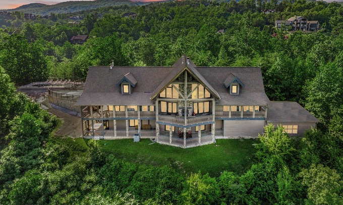 Gatlinburg - Pigeon Forge Cabin | Majestica Lodge - Rock Wall -Outdoor Pool - Arcades - Views!