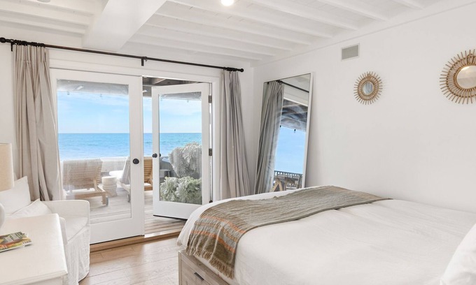 Los Angeles County House | Malibu beach house, on the sand, designer-decorated