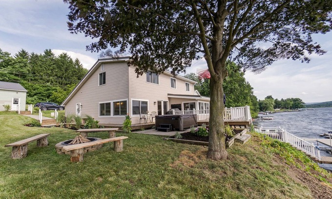 Dundee Cabin | Mallards Landing is a Charming WANETA LAKE cottage with hot tub & amazing views