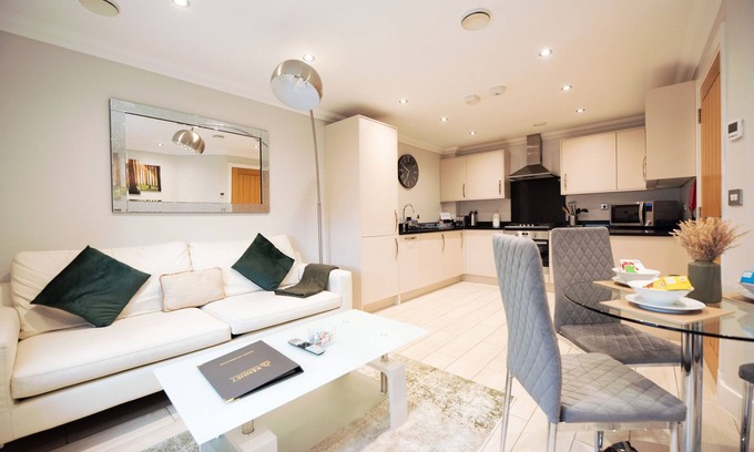 Reading City Centre Apartment | Malthouse Court - Premier 2-Bed with Balcony