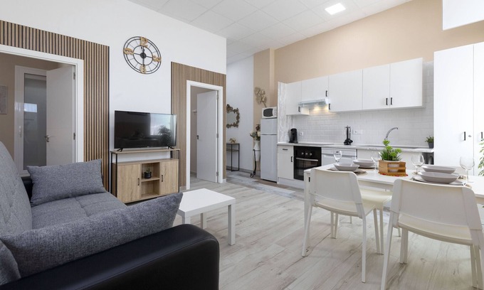 El Cabanyal Apartment | Malvarrosa Las Arenas Access. WiFi + Air Conditioning + 5 Pax