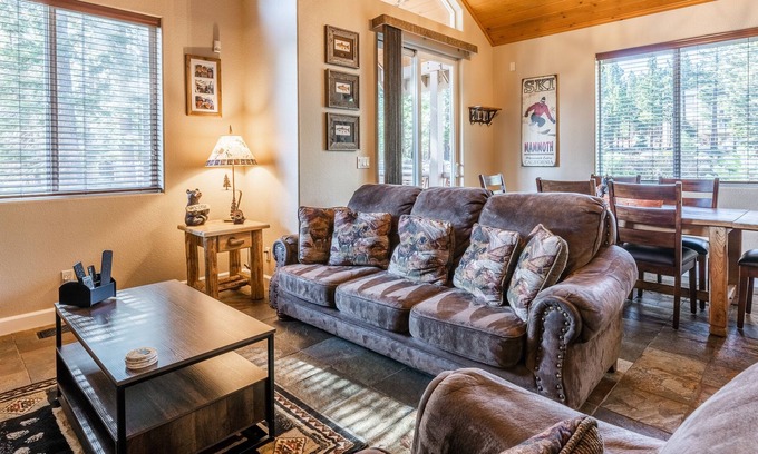 Stonegate House | Mammoth Gateway Village #11 - Highly Updated Townhome - 3 Bed + Loft, Sleeps 8