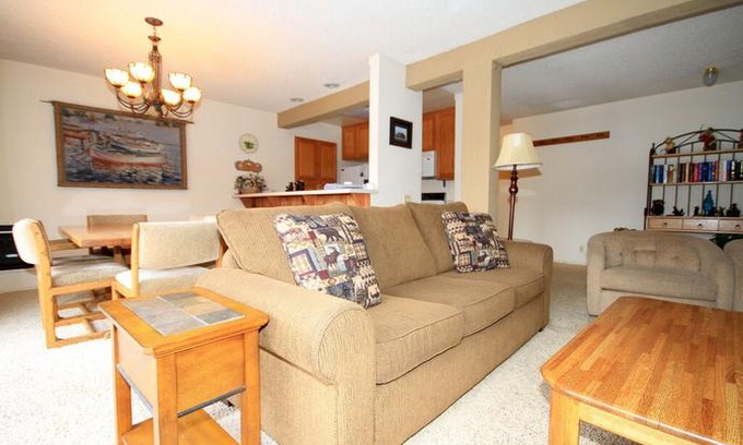 Mammoth Lakes House | Mammoth Ski & Racquet Club 1