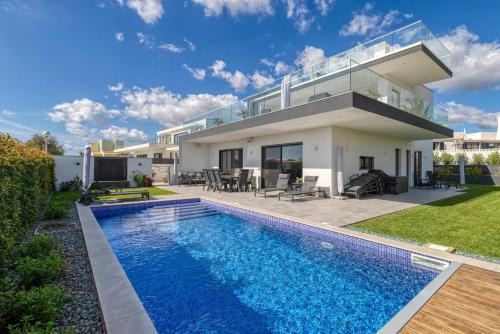 Mato Serrao Villa | Manatee - Modern & Luxurious villa