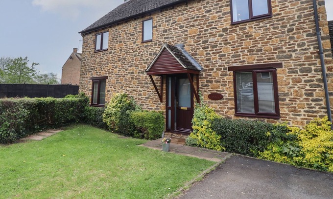 Banbury House | MANATON, with open fire in Deddington