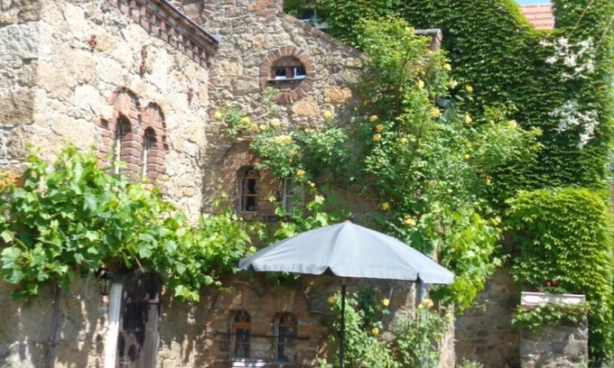 Vierkirchen Apartment | Manor at the moated castle