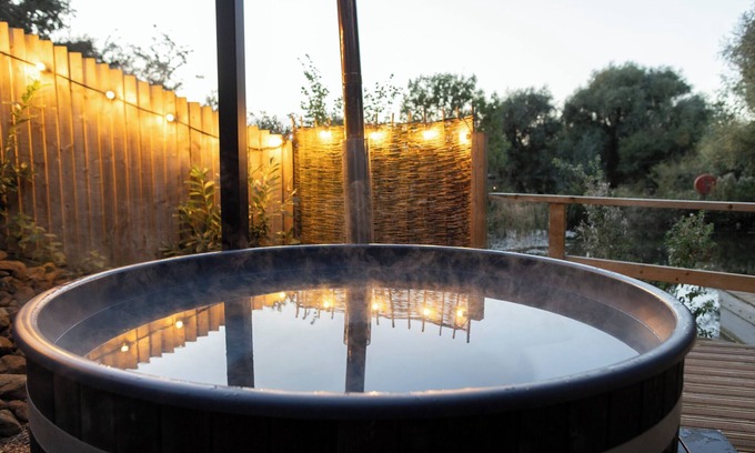 Thorpe Cottage | Maple Lodge at Bridge Lake Farm & Fishery