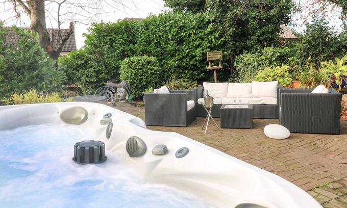 Marlpool Cottage | MAPLES ANNEX, pet friendly, with pool in Heanor