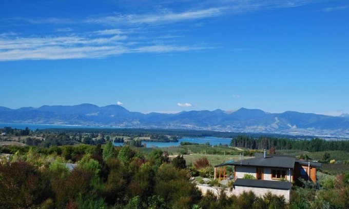 Upper Moutere Cottage | Mapua Heights Cottage; 'a gem among gems'