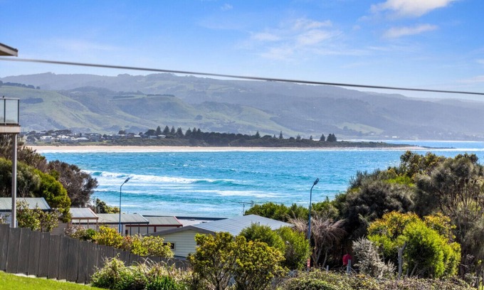 Marengo House | Marengo Beach House - Superb views, walk to beach
