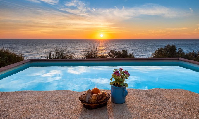 Corsano Cottage | Mareverde.Gorgeous beachfront cottage with pool