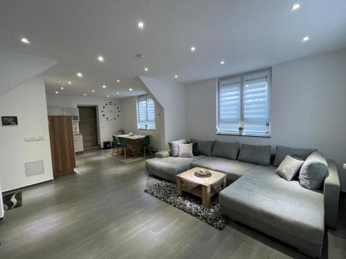 Dettingen an der Erms Apartment | Maria's Ferienwohnung - Modernität trifft Eleganz