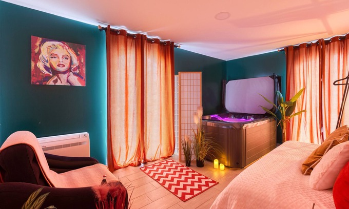 Coupvray Apartment | Marilyn Monroe Suite - 4P with Private Jacuzzi