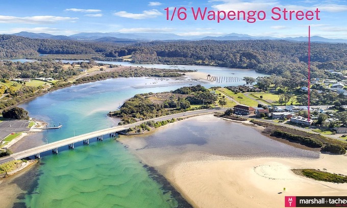Bermagui Apartment | Marina Townhouse - 1/6 Wapengo Street- Walk to beach and river