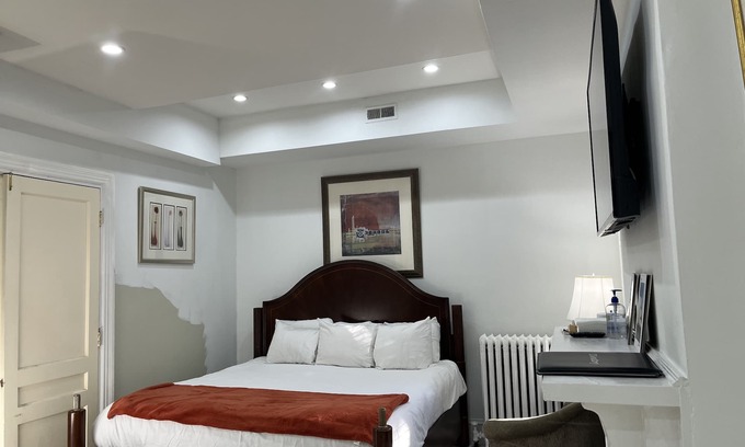 Columbia Heights House | “Mark”- Victorian Brownstone - 9 Beds