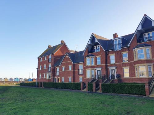 Felixstowe House | Martello Sunrise - Luxury 3-bedroom Seaview Beach House