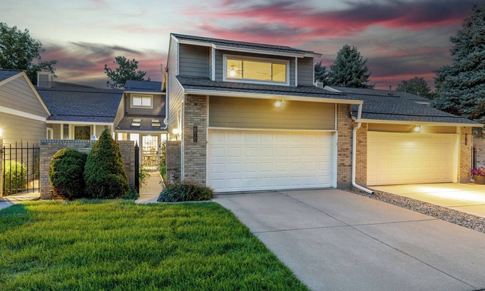 Littleton House | Marvelous 4-bedroom townhome with Hot Tub and Pool Table/Game Room in Centennial