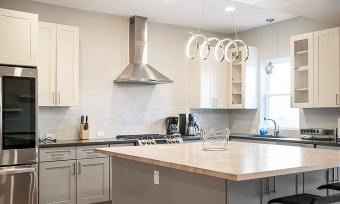 Logan Square House | Marvelous 5-bedroom house with AC in Chicago,very spacious and close to downtown