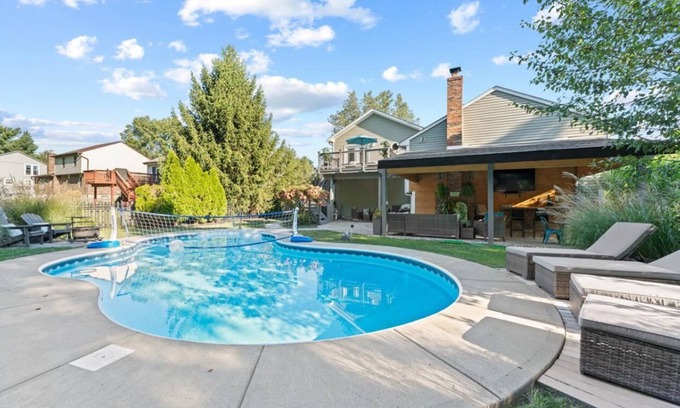 Mason House | Mason 3 bedroom Oasis! Walking distance to Deerfield shopping and restaurants!