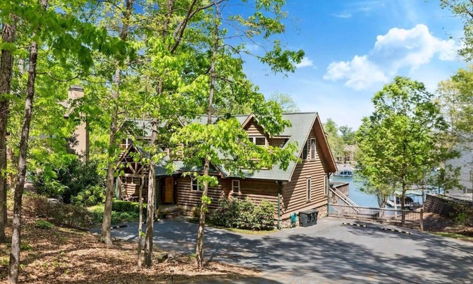 Seneca House | Massive Lake Keowee Knox Campground Cabin