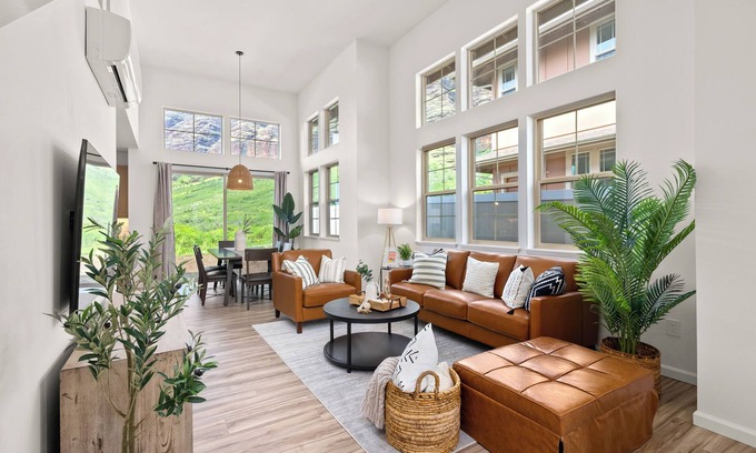 Makaha Valley House | Mauna View by AvantStay | 10min to Beach, Backyard