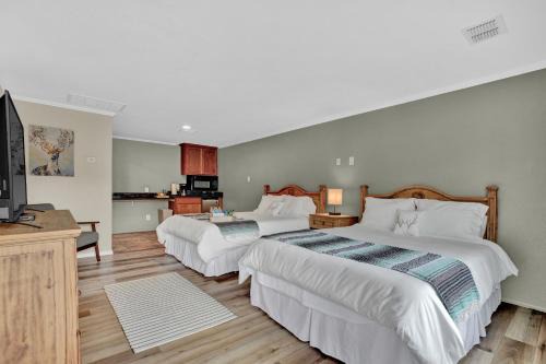 Canyon Lake Hotel | Maven's Inn & Grill