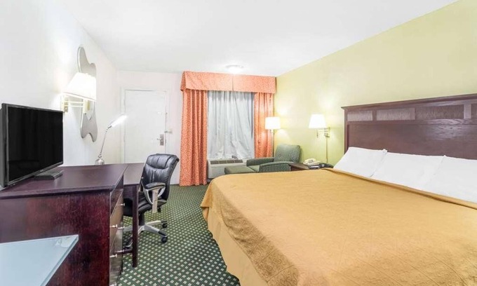 Lookout Valley Neighborhood Association Hotel | Maximum Comfort! With Outdoor Pool, Free Parking, Pets are Welcome!