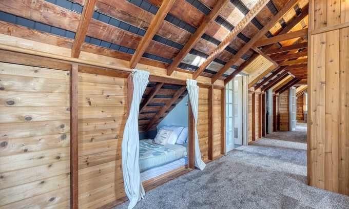 Clinton Cottage | Maxwelton Aerie Bluffside Retreat w/Sweeping Puget Sound Views + Firepit