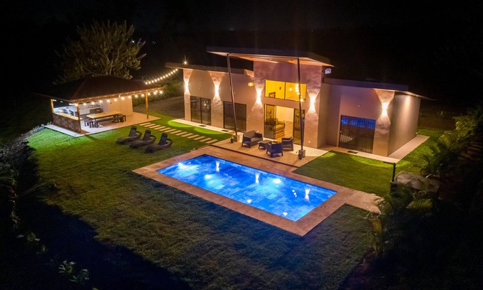 Penas Blancas House | Mayoli Hill Family Villa Private Pool & Volcano View