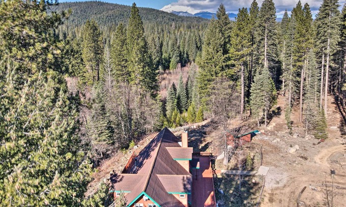 McCloud Cabin | McCloud Cabin w/3.5 Miles of Private Hiking!