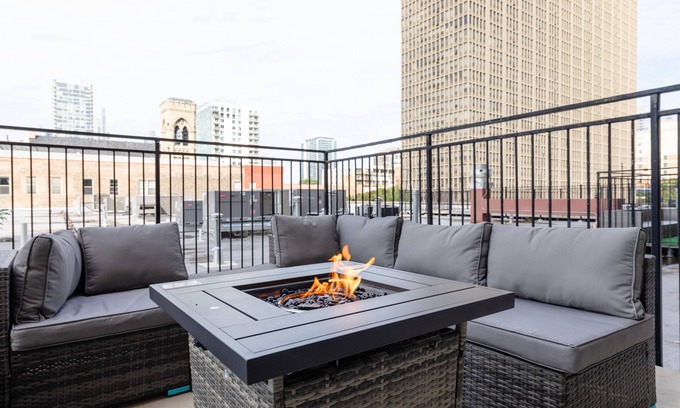 Near South Side Apartment | McCormick Place Patio skyline 2b/2b with optional Parking for up to 6 people