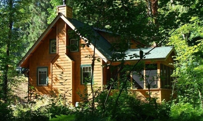 McKenzie Bridge Cabin | McKenzie Riverfront Cabin big screened-in porch, 1/2mi to Mckenzie River Trail